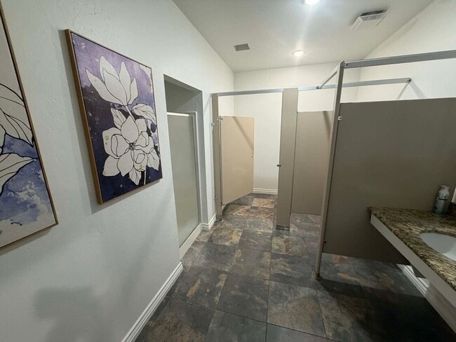 Building Photo - 817 Irish Ln