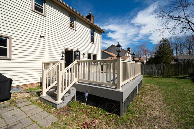 Building Photo - GORGEOUS 5 BEDROOM HOME LOCATED IN SALEM W...