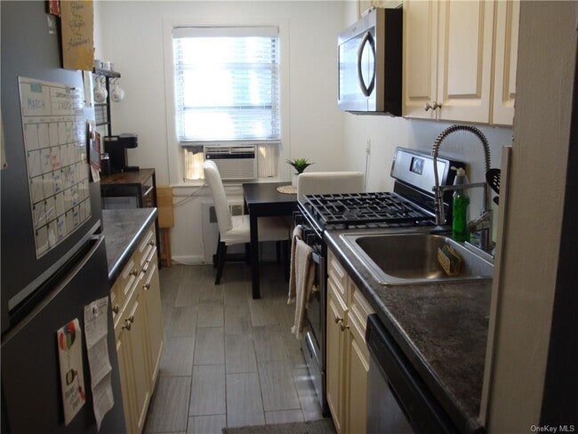 Building Photo - 2 Soundview Ave