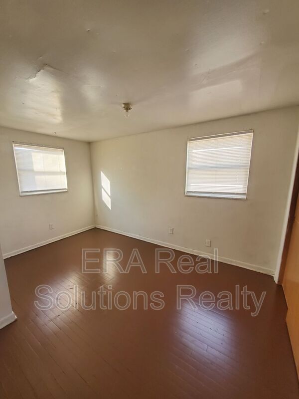 Building Photo - 315 S Napoleon Ave
