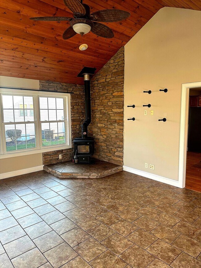 Foto del edificio - Welcome to this stunning 4 bedroom, 3 bath...