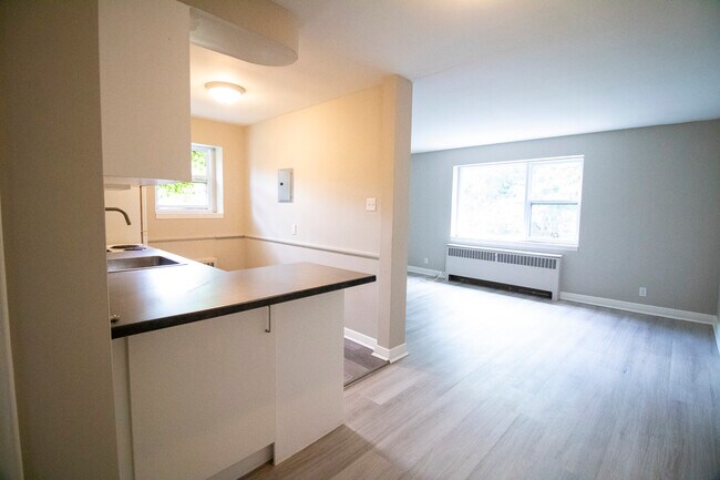 Photo du bâtiment - Fabulous 1 Bedroom Apartment for Rent in W...