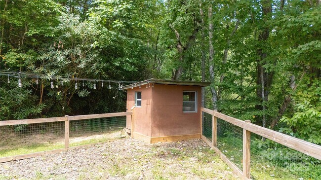 Foto del edificio - 2038 Toms Creek Rd