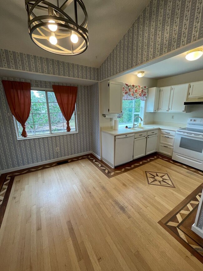 Building Photo - Completely Refinished Single Family Split ...