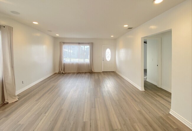 Living room - 4432 E 4th St