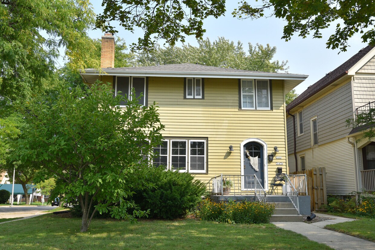 1604 S 75th St Unit 1604, West Allis, WI 53214 Apartments in West