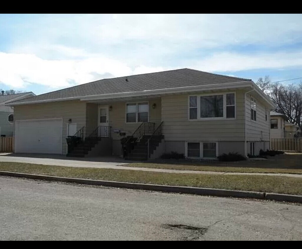 402 S 18th St, Bismarck, ND 58504 Townhome Rentals in Bismarck ND