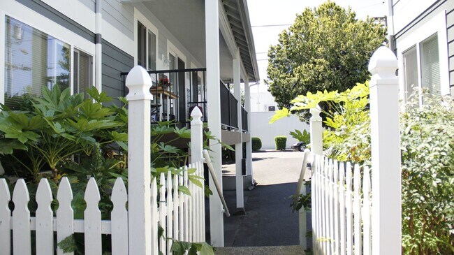Building Photo - Townhouse style 1.5 bath with off street p...