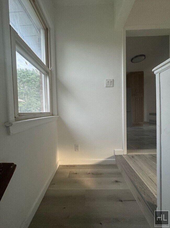 Building Photo - Spacious & Lux Renovated Home with up-scal...