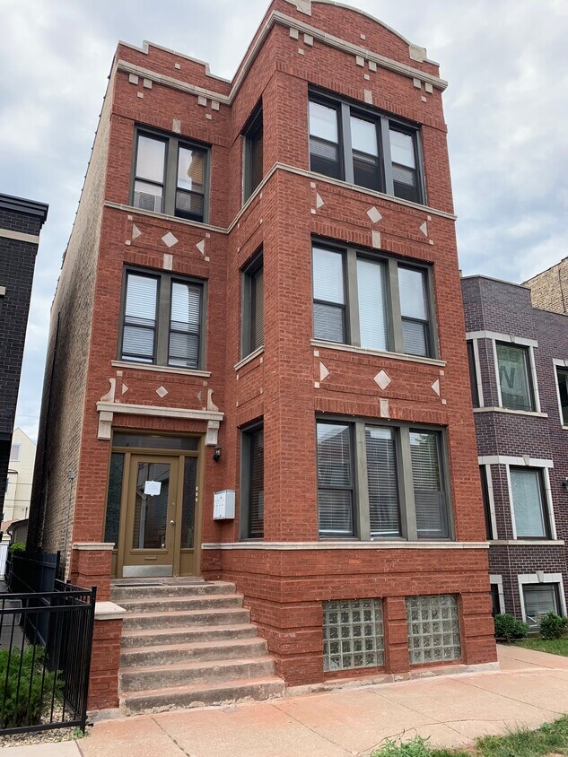 Primary Photo - 2529 W Medill Ave
