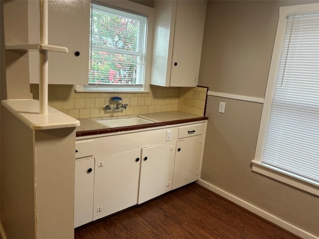 Building Photo - 220 Stiles St