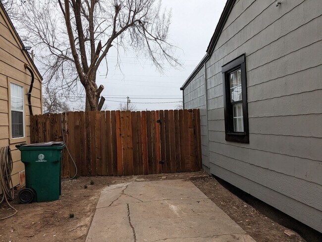 Building Photo - Great 2 Bedroom 1 Bathroom Home NW OKC!  $...