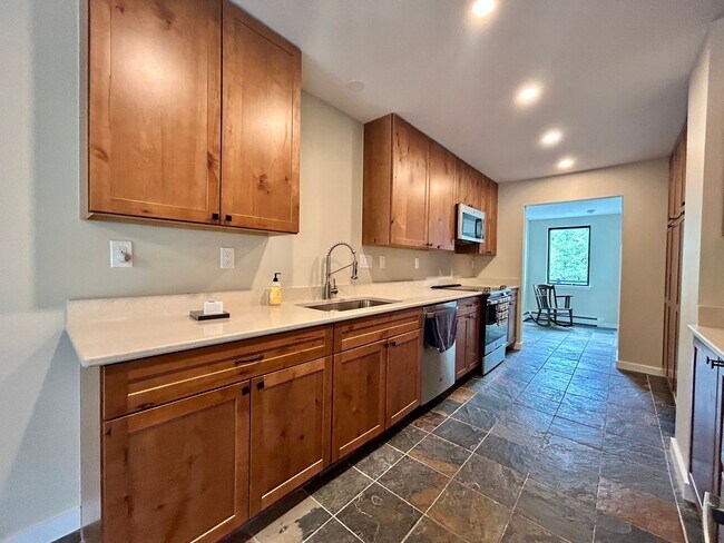 Foto del edificio - Beautiful 3Bd/3.5Ba Home Nestled in the Ro...