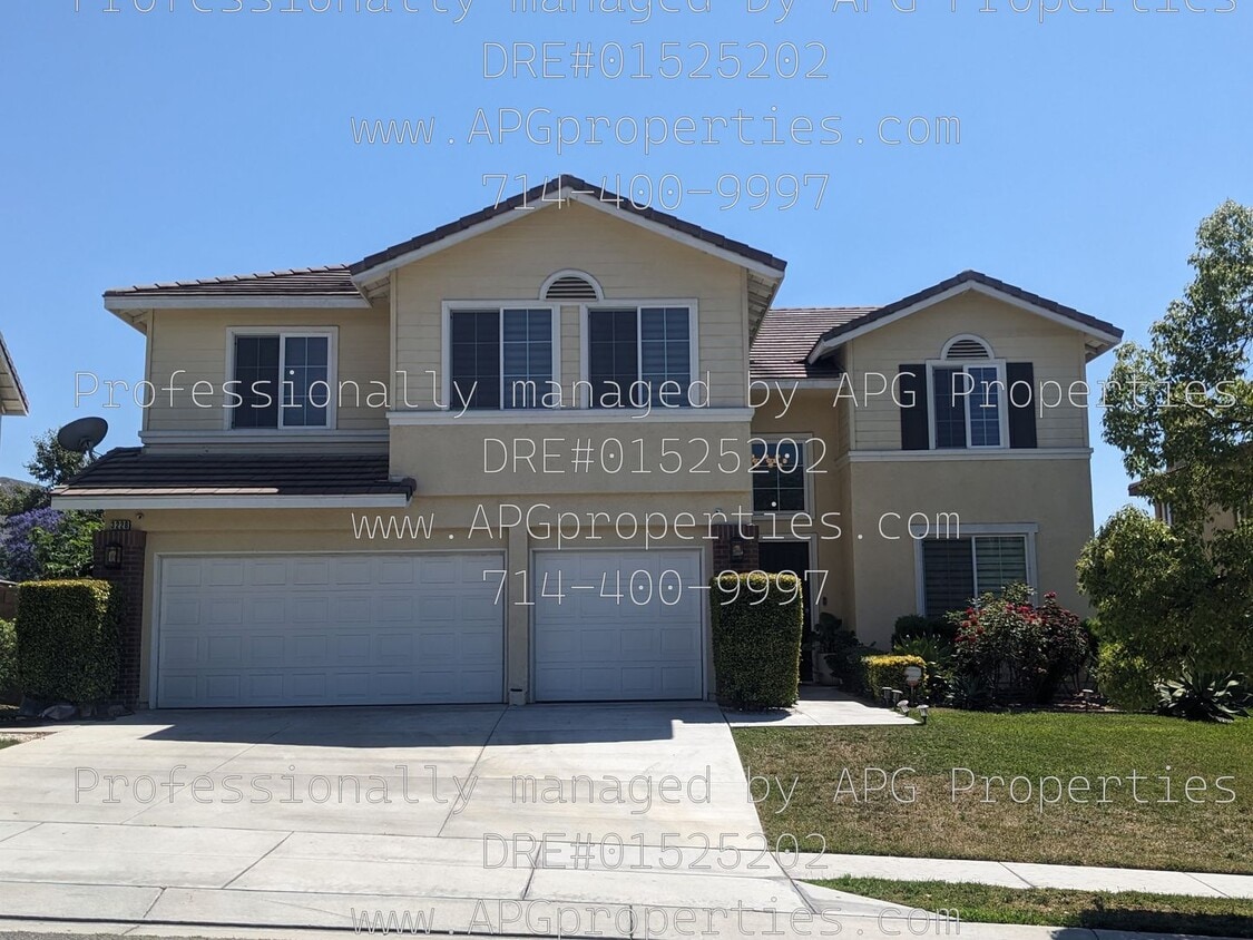 Primary Photo - Upgraded 5 Bedroom / 3 Bathroom house in a...