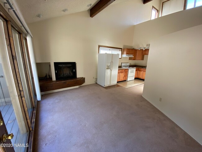 Building Photo - 2600 Valley View Dr