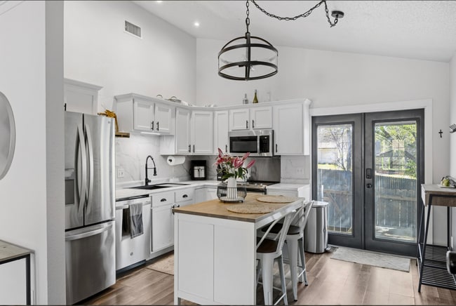 Foto del edificio - 1015 E Yager Ln