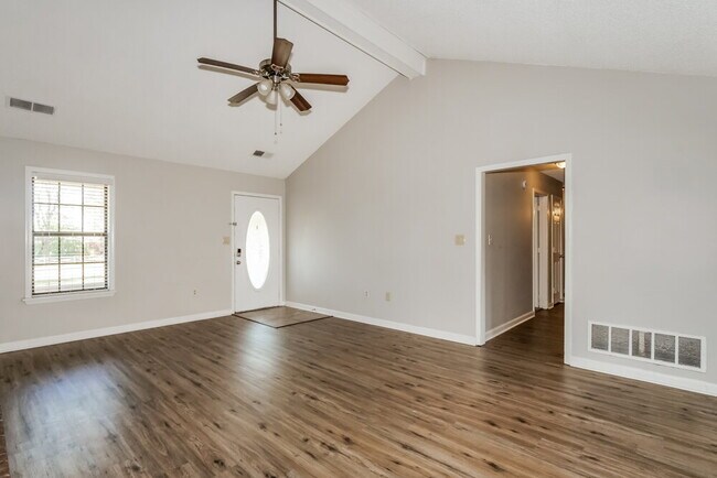 Foto del edificio - 7352 Alexander Rd