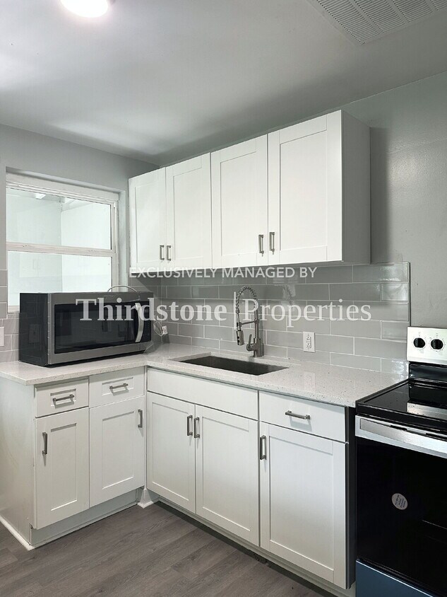 Foto principal - 1120 Skye Dr E