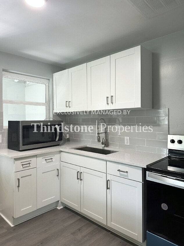 Primary Photo - 1120 Skye Dr E