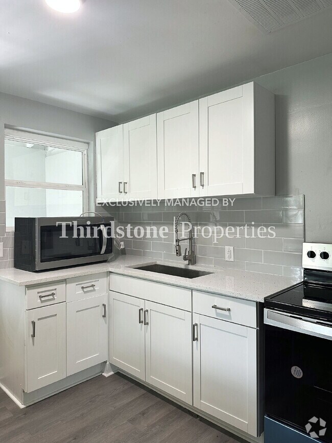 Building Photo - 1120 Skye Dr E