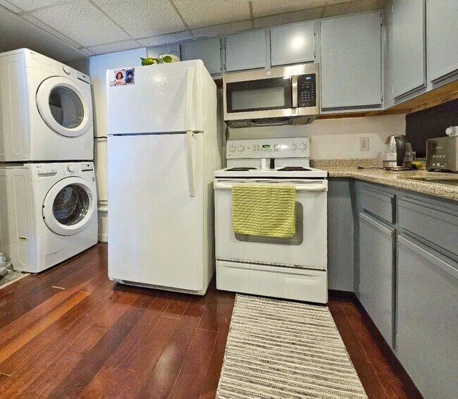 Foto del edificio - Large 1 bed 1 bath condo with elevator, washer and dryer in unit. assigned parking, well managed ...