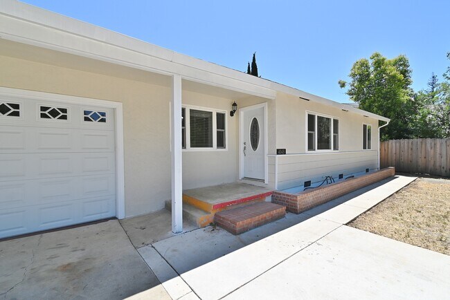Building Photo - 4048 Lillian Dr