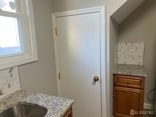 Foto del edificio - 104 W High St