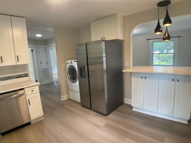 Foto del edificio - Adorable, Renovated Bungalow with Huge Yard and Deck!