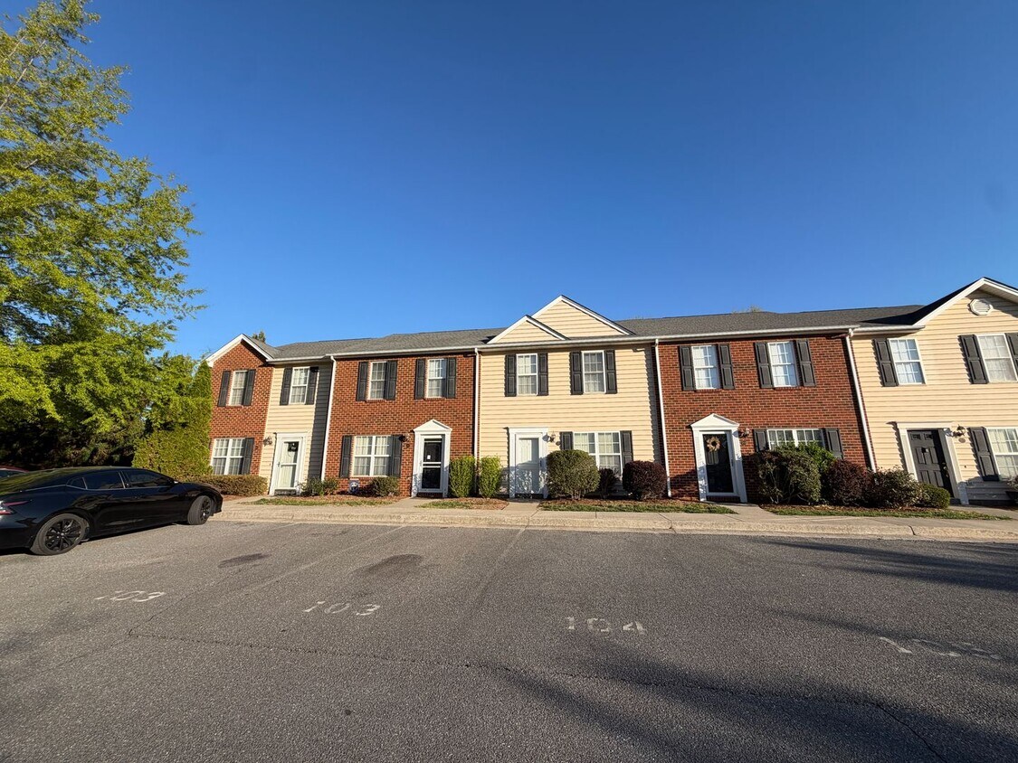 Building Photo - 2 Bedroom Townhouse off Wards Ferry Road