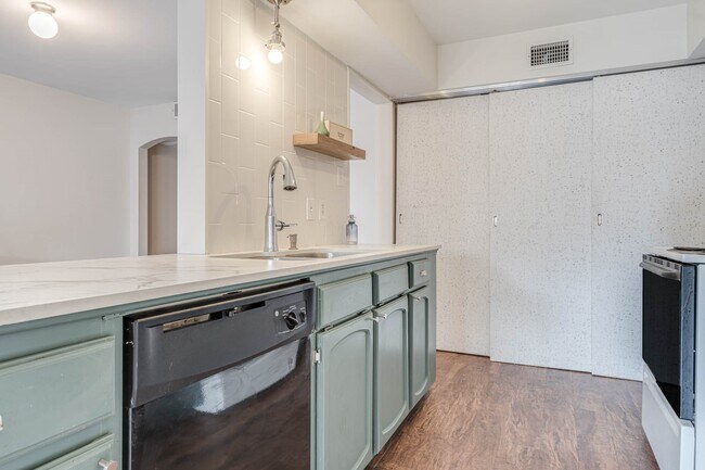 Foto del edificio - 384 N Post Oak Ln