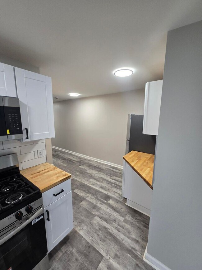 Building Photo - 3 Bedroom 1Bath Newly Renovated Apt- 228 M...