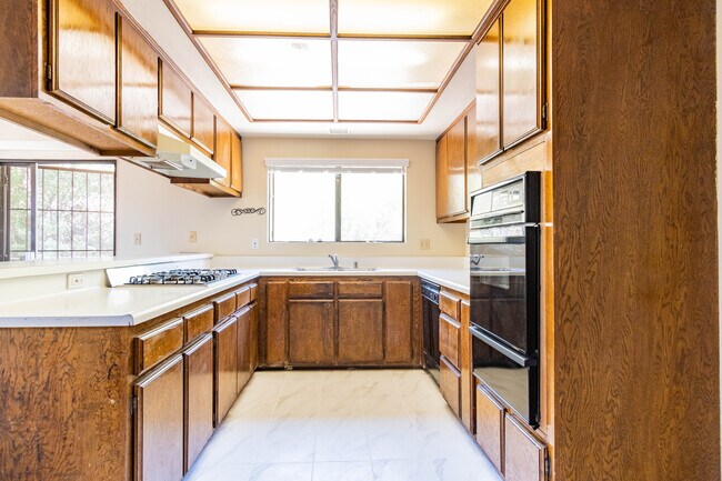 Building Photo - 2715 Las Flores Dr