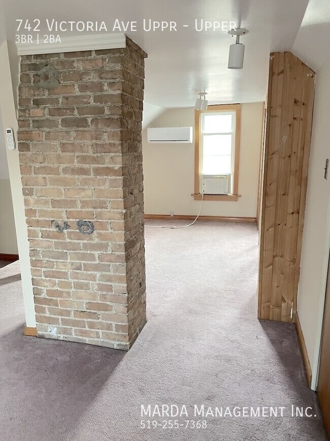 Photo du bâtiment - COZY 3 BED/2 BATH VICTORIAN UPPER UNIT W/ LOFT + HYDRO & 60% GAS
