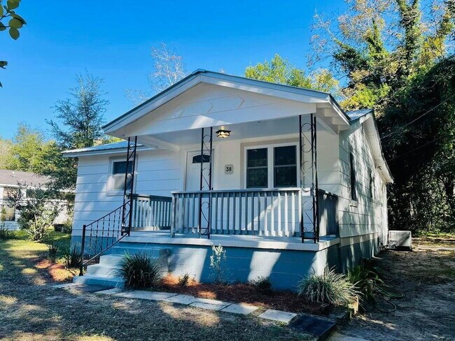 Foto del edificio - Florida Cottage with a Bonus Room ready for move in!