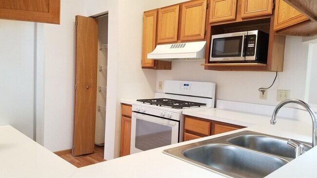Foto del edificio - 751 Hilltop Ln