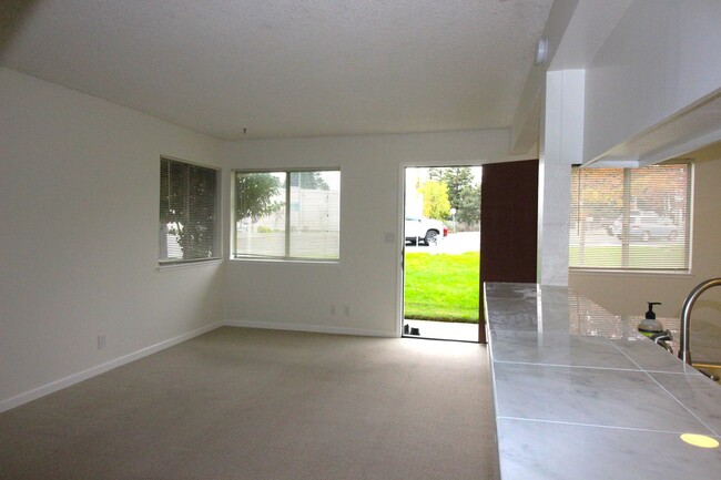 Foto del edificio - 2 Bedroom Condo on Coffey Lane