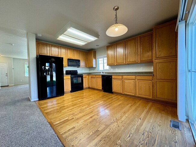 Foto del edificio - 3 Bedroom Home With Plenty of Space! Avail...