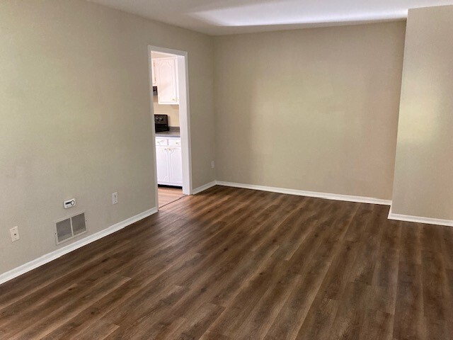 Building Photo - 3 BR 2.5 BA End Unit Townhouse