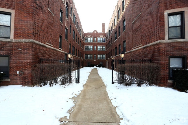 Building Photo - 5552 N. Lakewood