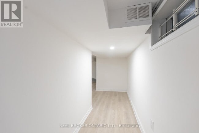 Building Photo - 256 The Kingsway