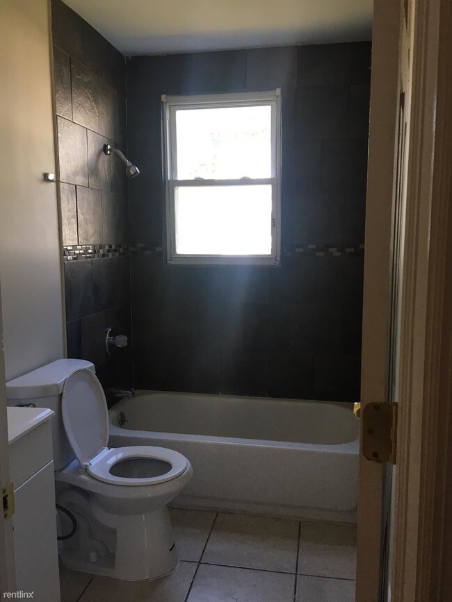 Building Photo - 3 br, 2 bath Apartment - 250 Keer Ave