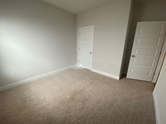 Foto del edificio - Modern 4Bed/2Ba Home w/Conveniently Accessible Location in PCB! *Garbage Service & Lawncare Inclu...