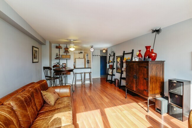 Building Photo - 555 W Cornelia Ave
