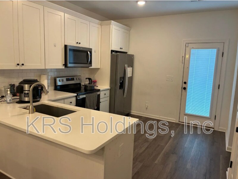 Building Photo - 1420 Maplewood Dr