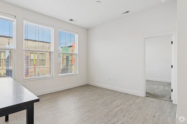 1BR, 1BA - 646SF - Living Room - Peake