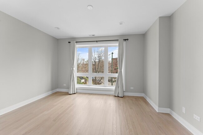 Building Photo - 7430 N Hermitage Ave