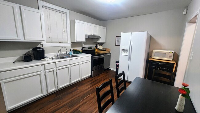 Foto del edificio - 2215 Albion St