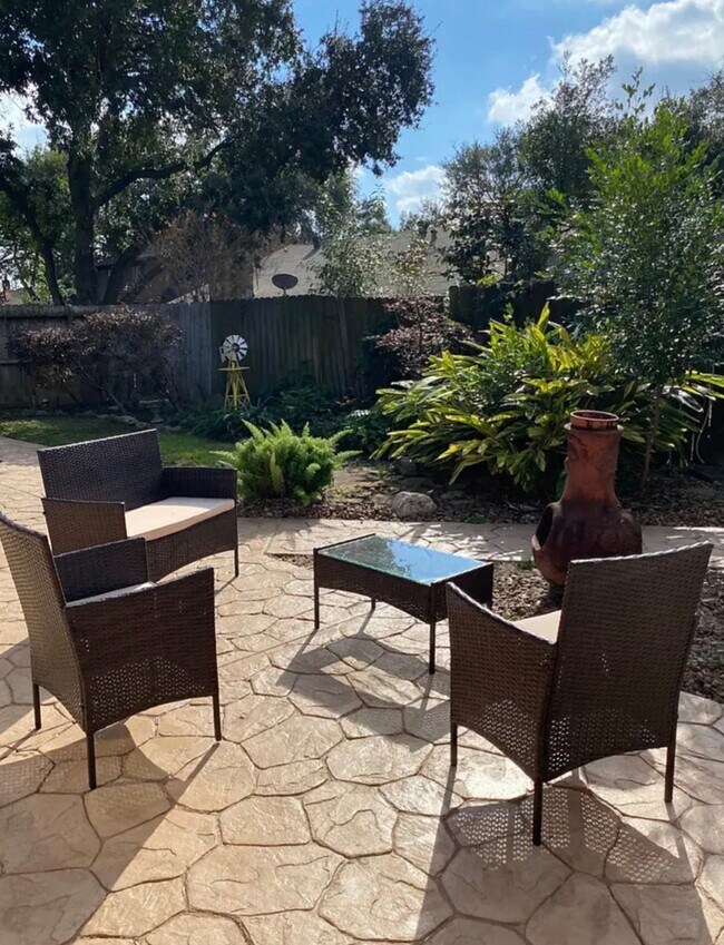 Foto del edificio - 8015 Windy Creek Dr