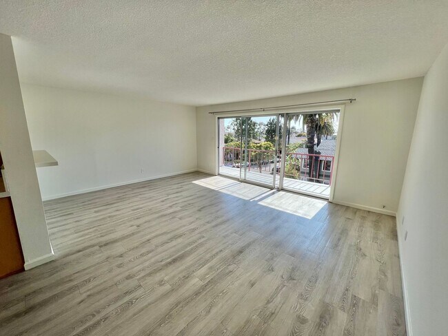 Foto del edificio - Top Floor Ocean View 1 Bed | Fully Remodeled | Large Balcony | Prime 2nd Street Location