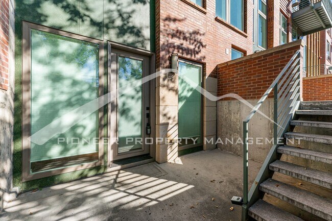 Building Photo - Spacious Condo with Patio and Parking
